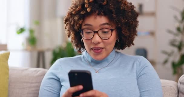 Щасливий Телефон Розслабтеся Жінкою Дивані Соціальних Медіа Інтернету Текстового Повідомлення — стокове відео