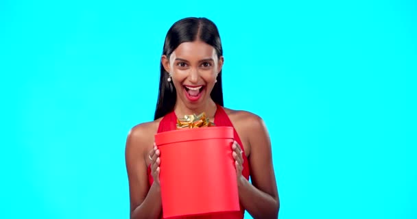 Gift Box Роздрібна Щаслива Студійна Жінка Продуктом Продажів Домовленістю День — стокове відео