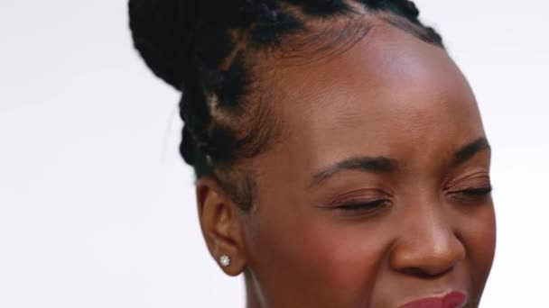 头痛和黑人妇女与倦怠 肌肉紧张和医疗急救灰色工作室背景 尼日利亚女性 偏头痛 精疲力竭 疲乏不堪 — 图库视频影像