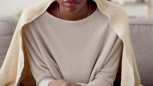 Черная Женщина Лицо Тревога Стрессом Психическим Здоровьем Тревожные Кусающиеся Ногти — стоковое видео