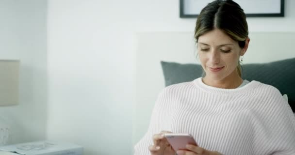 Szczęśliwa Kobieta Telefon Uśmiech Łóżku Dla Mediów Społecznościowych Komunikacji Online — Wideo stockowe