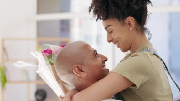 Amor Romance Abrazo Pareja Con Flores Sonrisa Apartamento Para Celebrar — Vídeo de stock