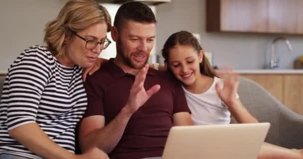 计算机 视频电话和带着孩子坐在沙发上的父母在虚拟通信 网络对话和在线网络等方面的工作 快乐的家庭 带着女孩或孩子在家里的沙发上向他们挥手致意 — 图库视频影像