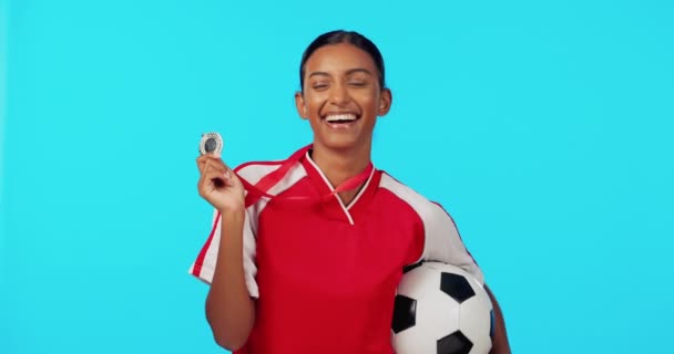 Спортивний Переможець Медаль Захоплена Жінка Нагородою Футболіста Перемогою Змаганнях Або — стокове відео