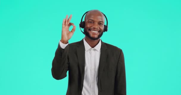 Счастлив Call Центр Человек Консультант Студии Идеальным Знаком Руки Общения — стоковое видео