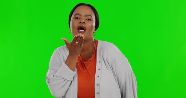 Μαύρη Γυναίκα Φιλί Χτύπημα Και Πράσινη Οθόνη Στο Στούντιο Χαμόγελο — Αρχείο Βίντεο