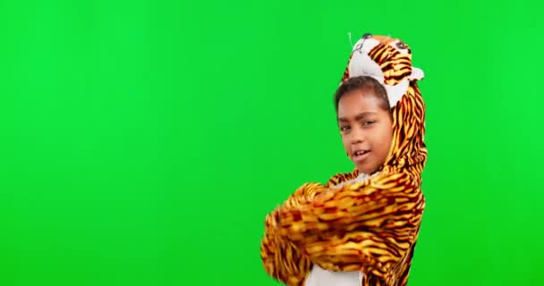 緑の画面では 虎の衣装で腕や子供を越え クールな衣装と良い態度のためのおねえさん ハロウィンファッション スタジオと幸せな女の子の肖像画パーティードレスアップのために漫画 面白いとミーム — ストック動画