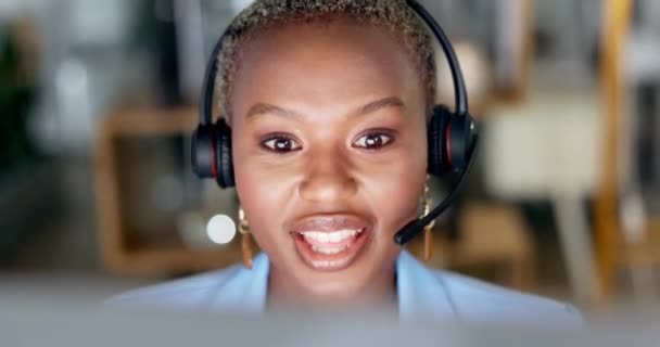 Центр Телефонного Обслуживания Дружелюбная Чернокожая Женщина Агент Консультант Глобальной Дискуссии — стоковое видео