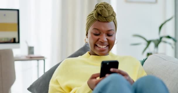 Happy Black Woman Sofa Cellphone Connection Chatting Relaxing Lounge African — Stock Video
