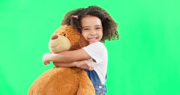 Felice Bambina Abbracciare Orsacchiotto Sullo Schermo Verde Bambino Innocente Carino — Video Stock