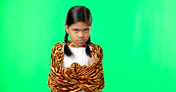 Девочка Ребенок Сердитый Лицо Зеленый Экран Студии Скрещенными Руками Отказаться — стоковое видео