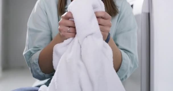 Odeur Sourire Une Femme Faisant Lessive Fraîche Machine Laver Dans — Video