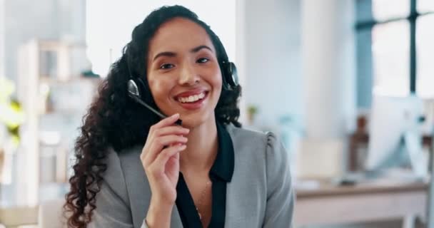 呼叫中心 微笑着面对现代办公室的女性 充满自信和快乐 工作中的服务台咨询员 在耳机中提供支持 帮助和建议的客户服务代理的快乐肖像 — 图库视频影像