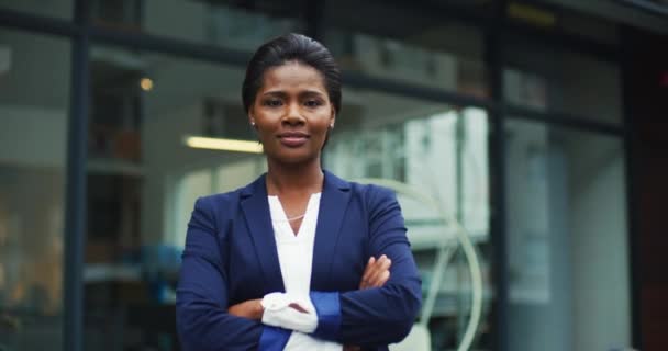 商业和黑人妇女与手臂交叉在城市与自豪的职业生涯或工作在城市街道上 来自尼日利亚的形象 自豪和自信的非洲女企业家 — 图库视频影像