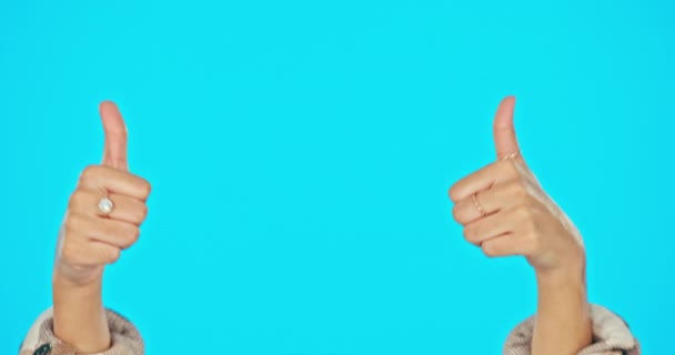 Пальцы Вверх Голоса Руки Женщины Студийном Фоне Макетом Успехом Поддержкой — стоковое видео