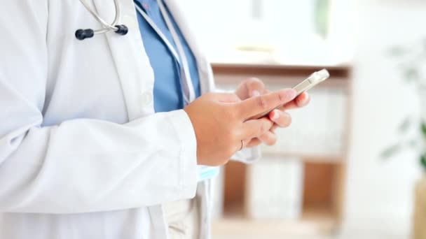Telefono Digitazione Donna Medico Mani App Mobile Rete Servizio Clinica — Video Stock
