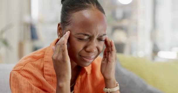 自宅で頭痛の痛み ストレスやめまいを持つ病気 マッサージや黒の女性 悲しいとアフリカの女の子マッサージ彼女の寺院のための片頭痛の救済 疲労と精神衛生上の問題のためのソファ — ストック動画