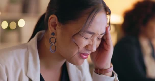 Kantor Malam Dan Sakit Kepala Oleh Wanita Bisnis Dengan Stres — Stok Video