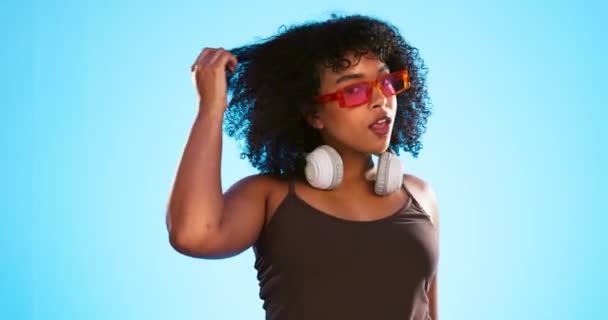 Tvář Mrknutí Sluneční Brýle Péče Vlasy Ženy Studiu Izolované Modrém — Stock video