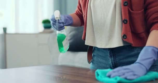 Rociar Manos Mujeres Mesa Limpieza Superficie Los Muebles Mantenimiento Limpieza — Vídeos de Stock