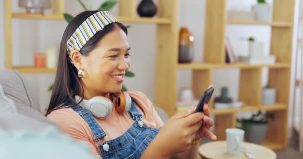 Asian Woman Phone Laughing Funny Joke Meme Chat Living Room — Stock Video