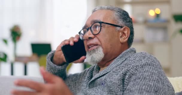 Telefonsamtal Koppla Och Senior Man Soffa Medan Sitter Vardagsrummet Sitt — Stockvideo