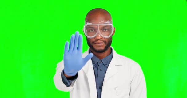 非常用 コンプライアンスと差別のための緑のスクリーンスタジオで科学者と停止し 深刻な手 否定的 病気や医療のための黒人男性の肖像画と拒否 — ストック動画