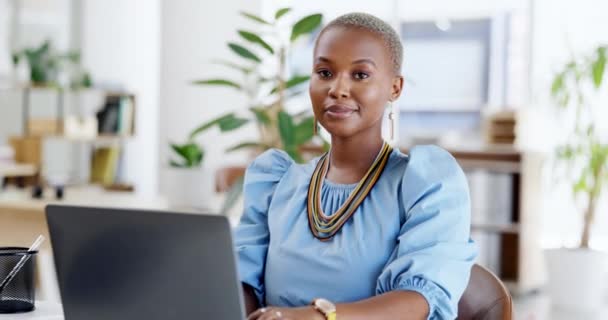 Cara Sorriso Negócios Mulher Negra Com Laptop Local Trabalho Escritório — Vídeo de Stock