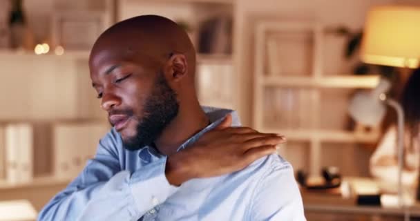 Fekete Férfi Vállfájás Stressz Éjjel Kiégve Fáradtan Vagy Kényelmetlenül Irodában — Stock videók