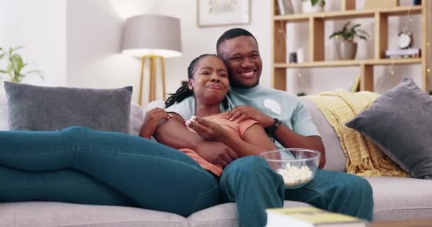 Pasangan Tertawa Santai Untuk Menonton Film Komedi Dan Acara Kabel — Stok Video