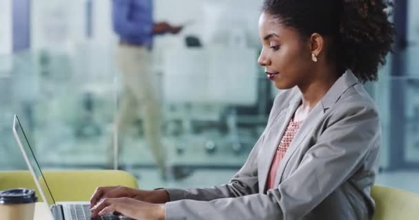 Ordenador Portátil Informe Propuesta Con Una Mujer Negra Negocios Escribiendo — Vídeo de stock