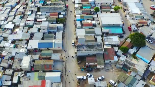 南アフリカの無人機によるタウンシップハウス 貧困と非公式な解決またはコミュニティ 貧しい人々や社会のための不平等 人口と都市スラムや不法占拠キャンプ環境の空中ビュー — ストック動画