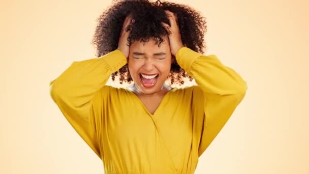 Психічне Здоров Стрес Крики Божевільною Жінкою Студії Жовтому Тлі Психологія — стокове відео