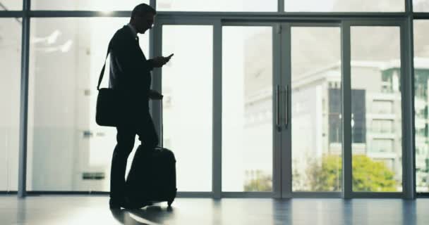 Hombre Negocios Equipaje Aeropuerto Con Teléfono Para Comunicación Reserva Planificación — Vídeos de Stock