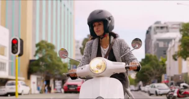 城市里的交通 驾驶和妇女骑摩托车上下班 交通和旅行 道路旅行 自由和安全 旅行和车辆骑自行车的女司机 — 图库视频影像