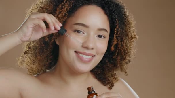 健康和女性与面部血清在工作室一个发光 自然和化妆品的例程 浅棕色背景皮肤疗法中的健康 美容美感及面部用油的女性模型 — 图库视频影像