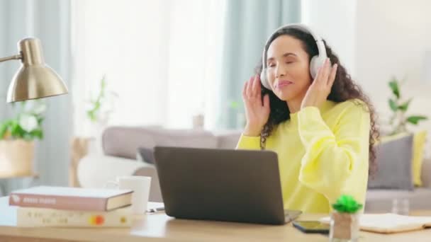 女人在家里跳舞 耳机和客厅里有一个女学生在听音乐 远程工作 音频流和年轻人在一个充满微笑和听到手提电脑收音机的房子里 — 图库视频影像