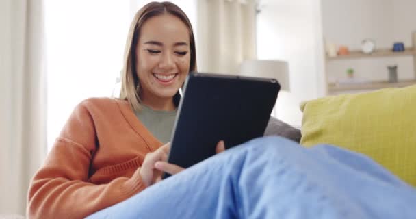 Mulher Casa Tablet Casa Sofá Com Conexão Internet Para Streaming — Vídeo de Stock