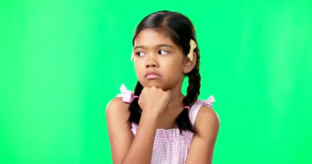 Przewracanie Oczami Wkurzona Dziewczyna Zielonym Ekranem Studiu Nudzi Się Myśląc — Wideo stockowe
