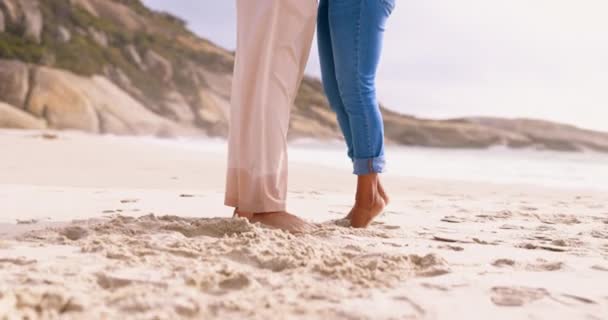 Coppia Amore Piedi Spiaggia Sabbia All Aperto Mentre Romantico Insieme — Video Stock