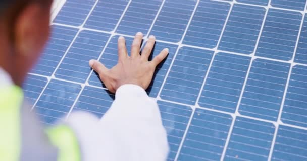 手と持続可能性と太陽電池パネル メンテナンスやエンジニアをチェックする男 技術者及び建設 完成した仕事を持つ労働者又は再生可能エネルギーの品質を検査する — ストック動画