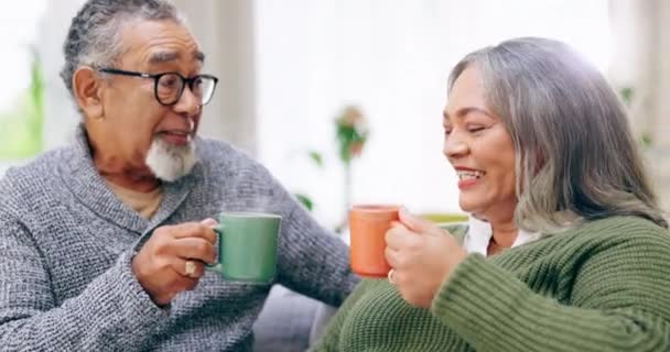 Кофе Смешной Разговор Пожилая Пара Диване Вместе Гостиной Счастливых Зрелых — стоковое видео