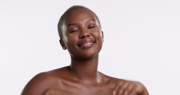 Счастливая Чернокожая Женщина Руки Лице Студии Шкур Самолюбования Косметики Белом — стоковое видео