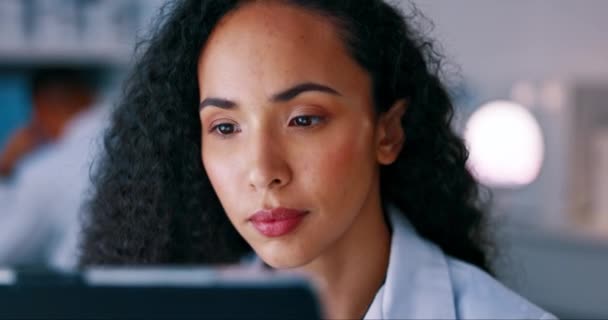 Ciência Pesquisa Mulher Com Tablet Laboratório Para Análise Médica Inovação — Vídeo de Stock
