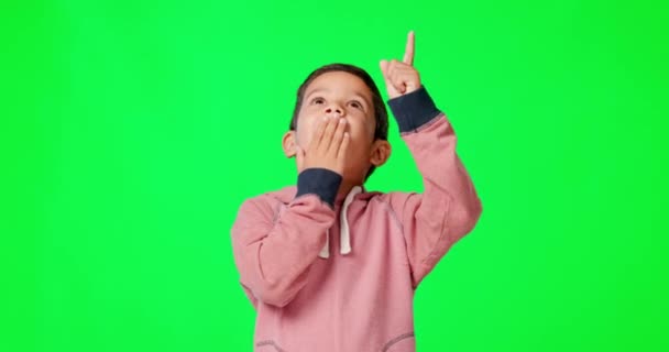 Tela Verde Criança Menino Com Surpresa Apontando Para Cima Felicidade — Vídeo de Stock