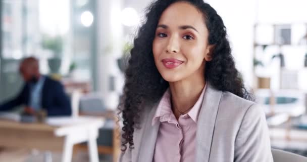 Επιχειρήσεις Πρόσωπο Και Χαρούμενος Γυναίκα Στο Γραφείο Για Επαγγελματική Αυτοπεποίθηση — Αρχείο Βίντεο