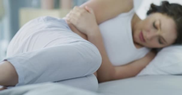 Karın Ağrısı Üzüntü Yatakta Krampları Depresyonu Stresi Olan Bir Kadının — Stok video