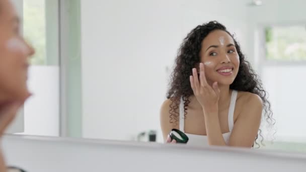 Mujer Feliz Cara Loción Espejo Para Crema Hidratante Para Cuidado — Vídeos de Stock