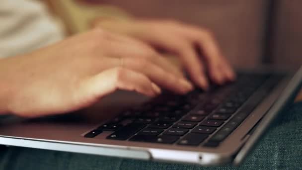 Nahaufnahme Laptop Oder Hände Tippen Software Aktualisieren Oder Mail Schreiben — Stockvideo