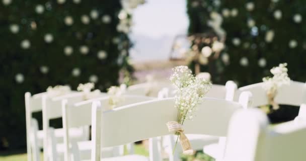 Καρέκλα Λουλούδια Και Σχέδιο Έναν Γάμο Στον Κήπο Για Πάρτι — Αρχείο Βίντεο
